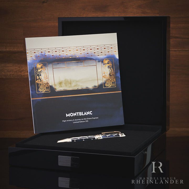 Montblanc Orient Express Füller in offener dunkler Schatulle liegend mit Begleitheft vor hölzernem Hintergrund