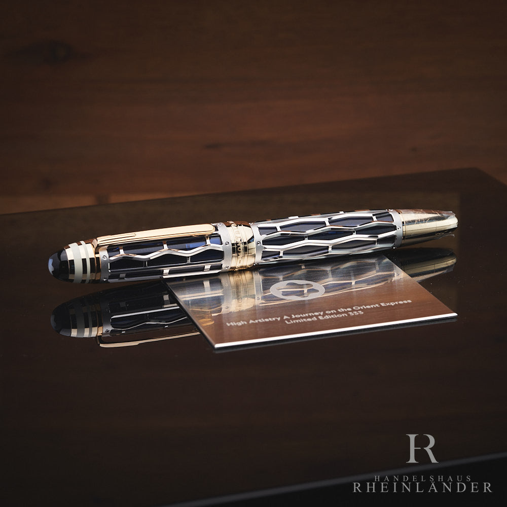 Montblanc Orient Express Limited Edition 333 Füllfederhalter auf dunkler Schatulle liegend mit Holz im Hintergrund