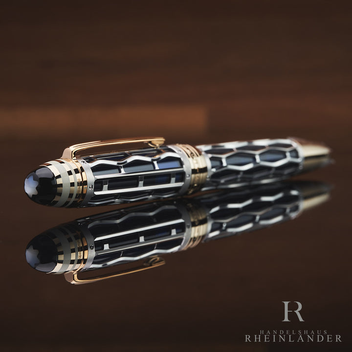Kappenkopf mit Perlmutt Montblanc Emblem des skelettierten Orient Express Limited Edition 333 Füllers liegend vor dunklem Hintergrund