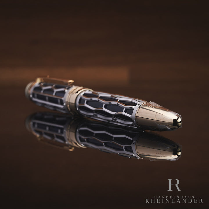 goldener Konus und skelettierter Schaft des Montblanc Orient Express Limited Edition 333 Füllers liegend vor dunklem Hintergrund