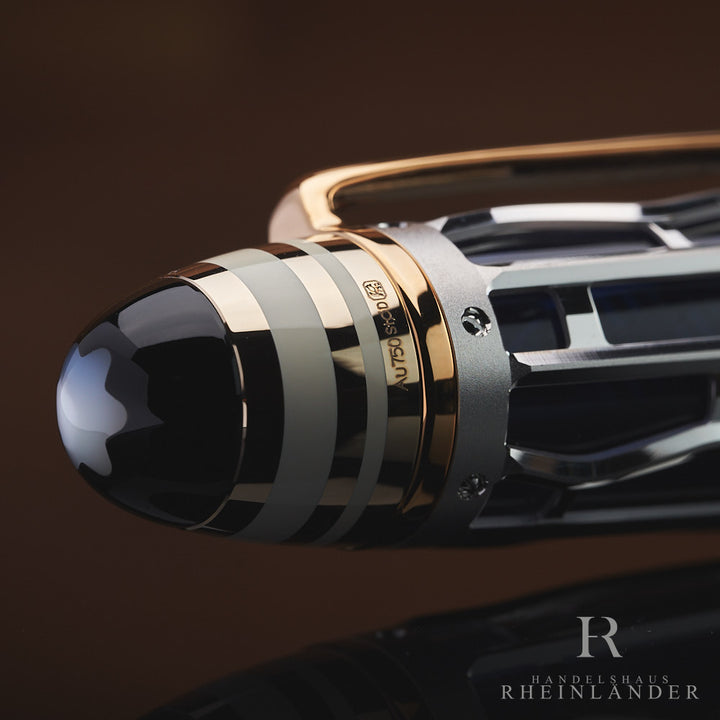 Goldpunze am Kappenkopf des Montblanc Orient Express Limited Edition 333 Füllfederhalters mit Perlmutt Emblem