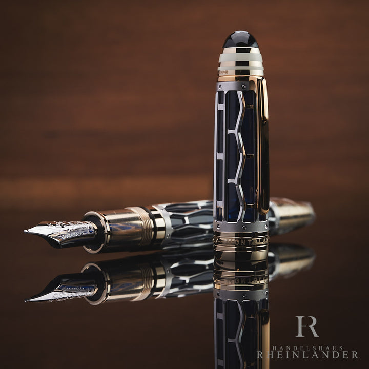 offener Montblanc Orient Express Füller mit stehender skelettierter Kappe und Reflektion vor hölzernem Hintergrund
