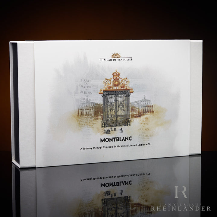 weiße Originalverpackung der Montblanc A journey through Chateau de Versailles Kollektion stehend vor dunklem Hintergrund