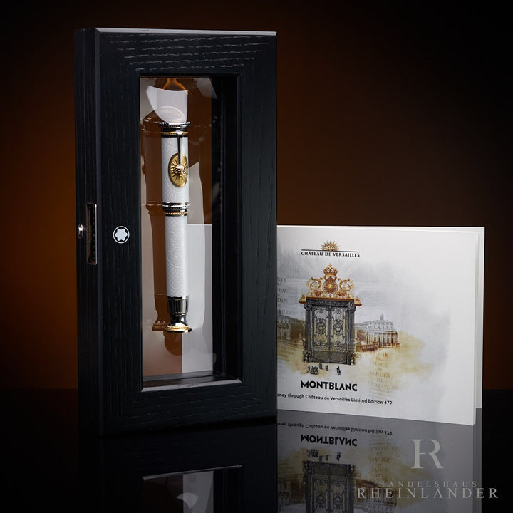 schwarze Membranbox mit Chateau de Versailles Füllfederhalter und Service Guide stehend vor dunklem HIntergrund