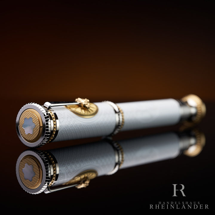 goldener Kappenkopf mit Perlmutt Emblem am Chateau de Versailles Füller von Montblanc liegend vor braunem Hintergrund