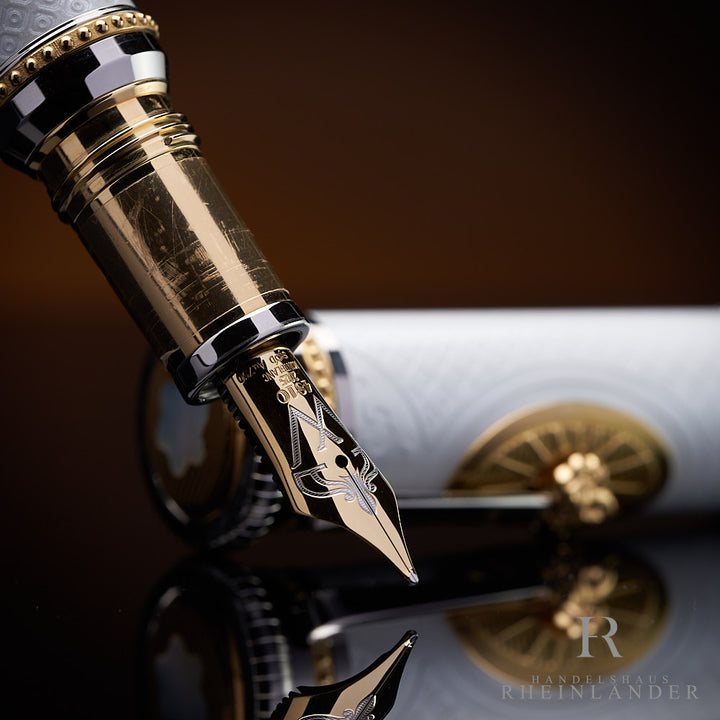 Detailaufnahme der Goldfeder des Montblanc Chateau de Versailles mit kunstvollen Gravuren und goldenem Griffstück