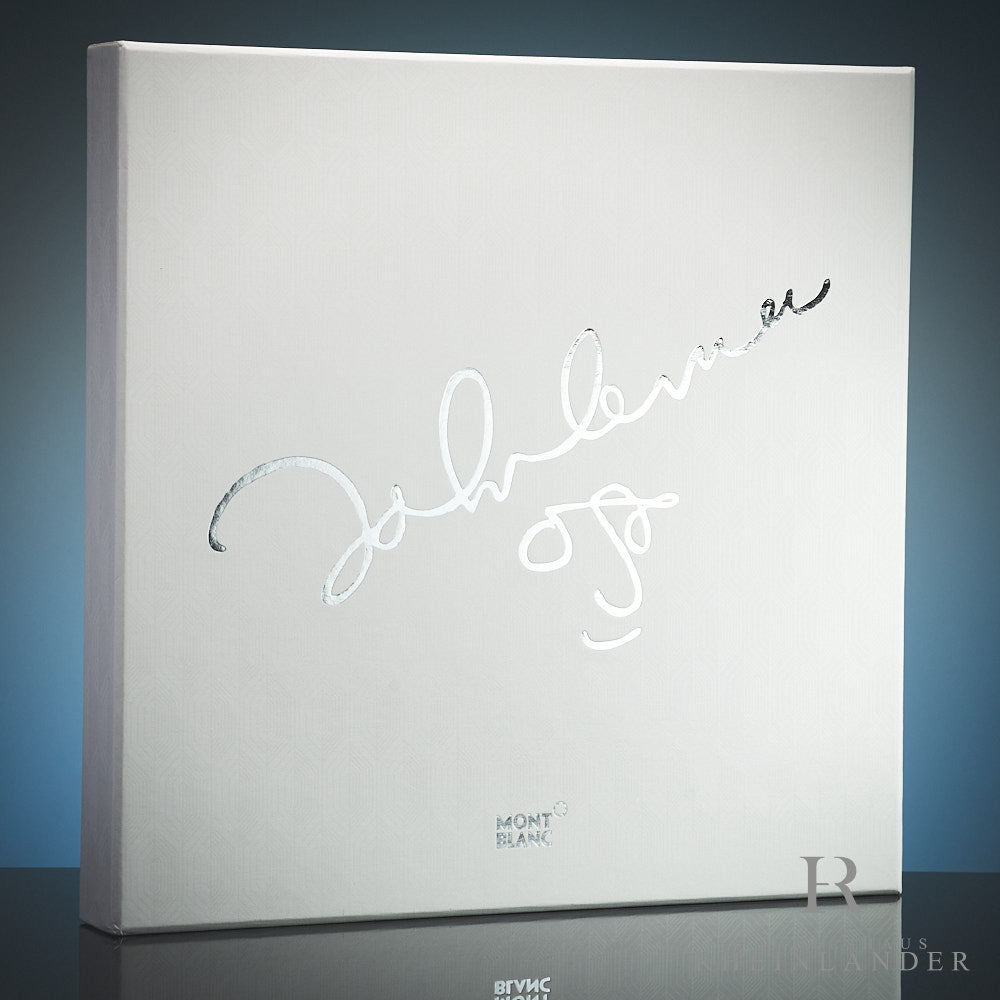 Weiße Originalverpackung des John Lennon 1940 Kugelschreibers stehend vor blauem Hintergrund