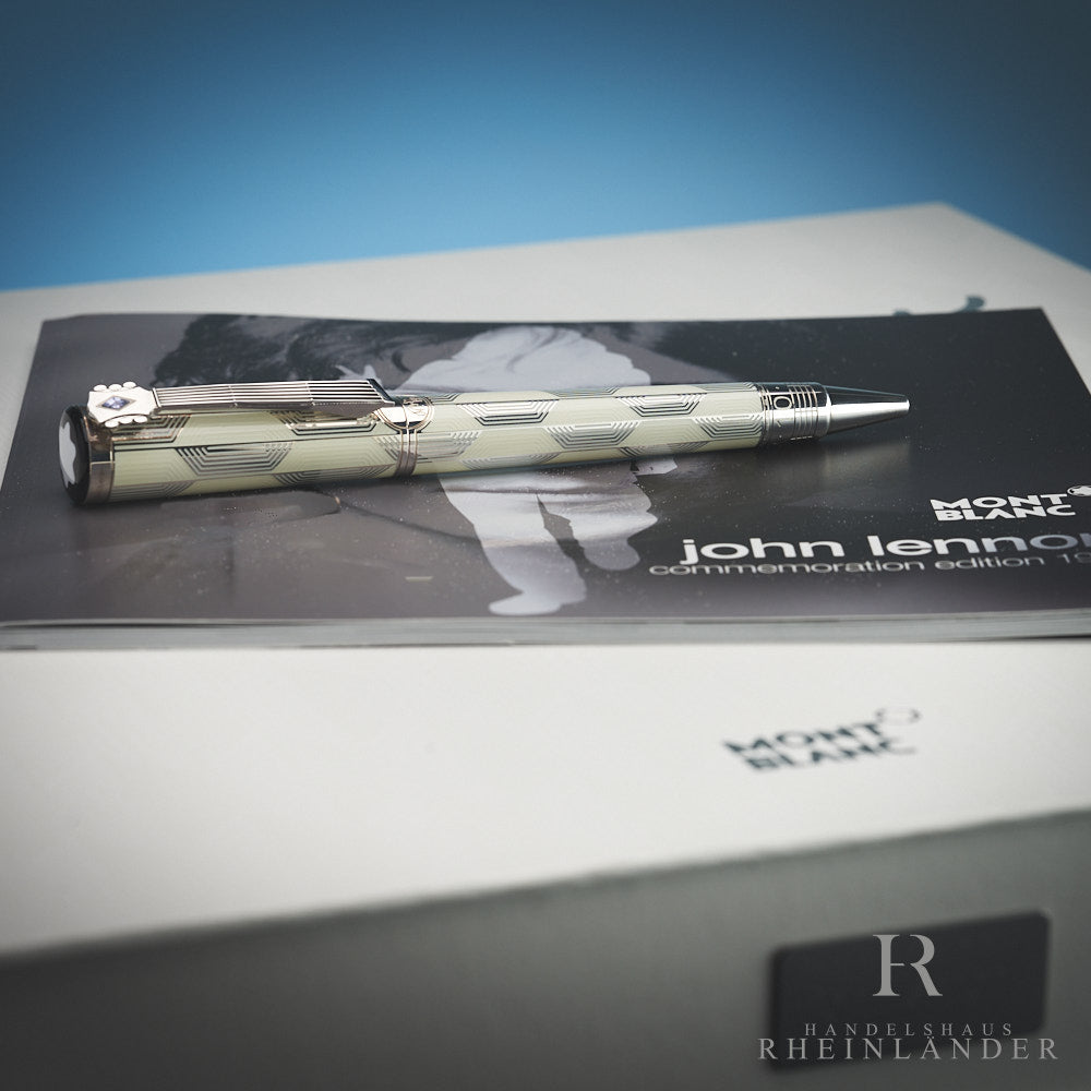 Montblanc John Lennon Limited Edition Kugelschreiber liegend auf der Originalverpackung mit Begleitheft