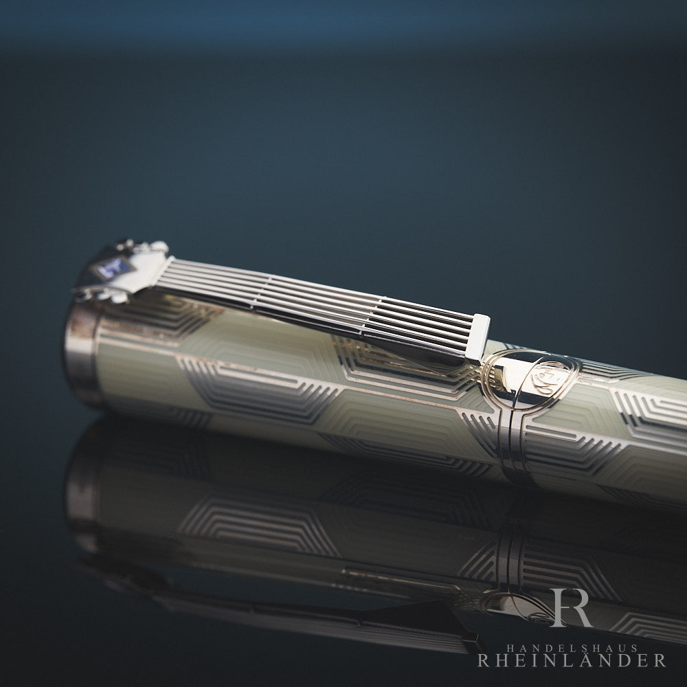 Detailaufnahme des Clips des Montblanc John Lennon 1940 Kugelschreibers in Form eines Gitarrenhalses