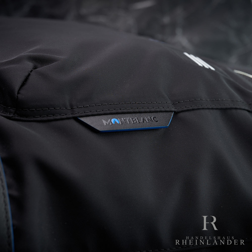 Detailaufnahme des Montblanc Leder-Tags an der Djokovic Tote Bag mit Montblanc Schriftzug