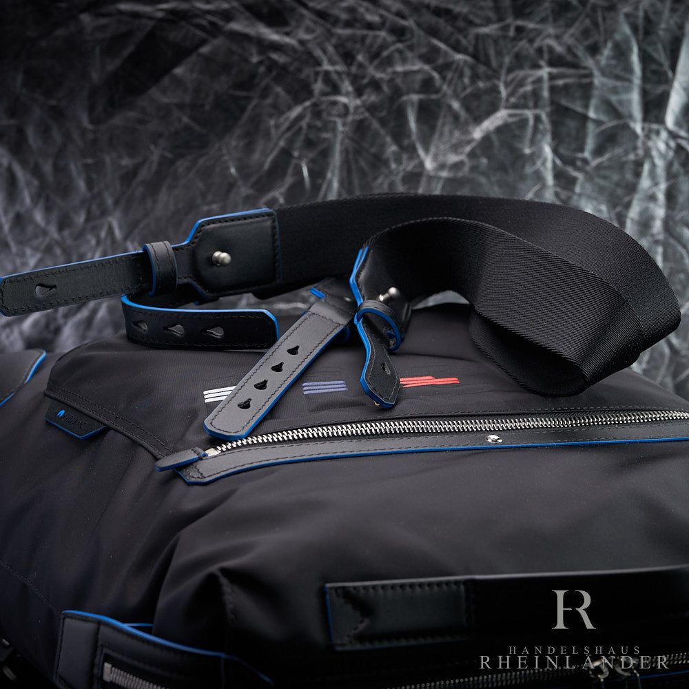 abnehmbare Trageriemen der Blue Spirit Djokovic Tote Bag von Montblanc auf der Tasche liegend