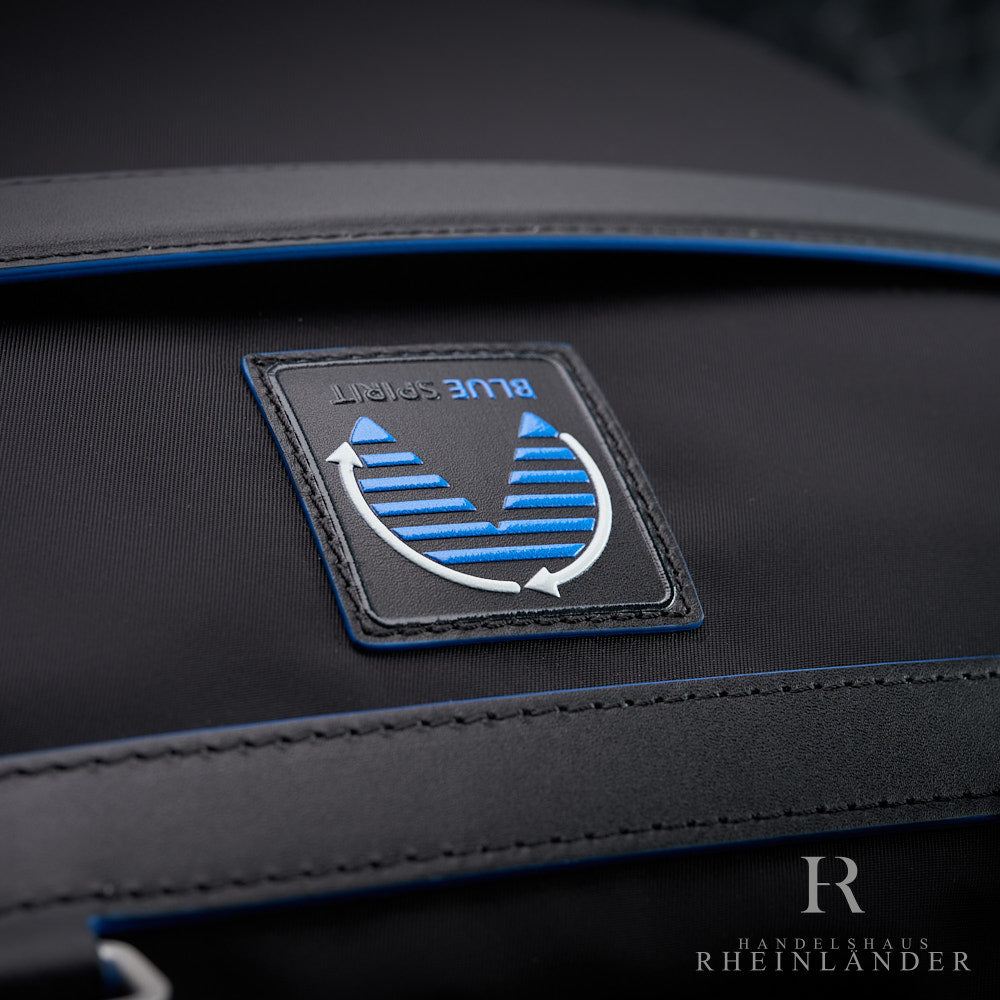 Blue Spirit Batch auf der Tote Bag von Montblanc kopfüber zwischen Lederriemen.