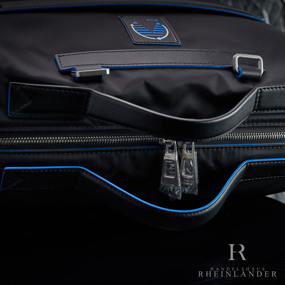 Nahaufnahme der oberen Trageriemen an der Montblanc Blue Spirit Tote Bag mit Reißverschluss