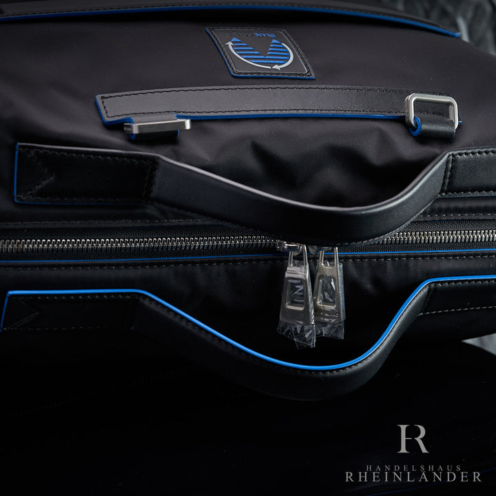 Nahaufnahme der oberen Trageriemen an der Montblanc Blue Spirit Tote Bag mit Reißverschluss