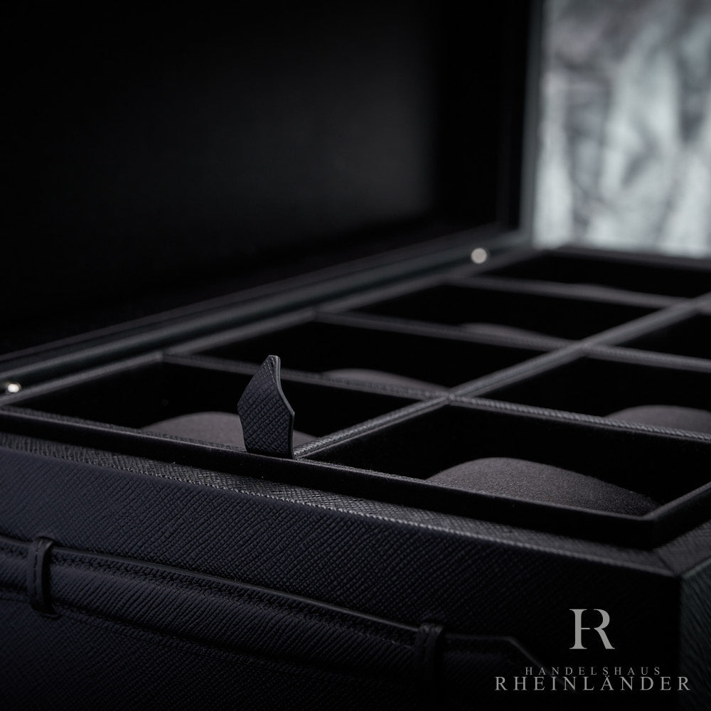 Nahaufnahme der Montblanc Uhrenbox mit Henkel zum herausnehmen und Kissen für Armbanduhren