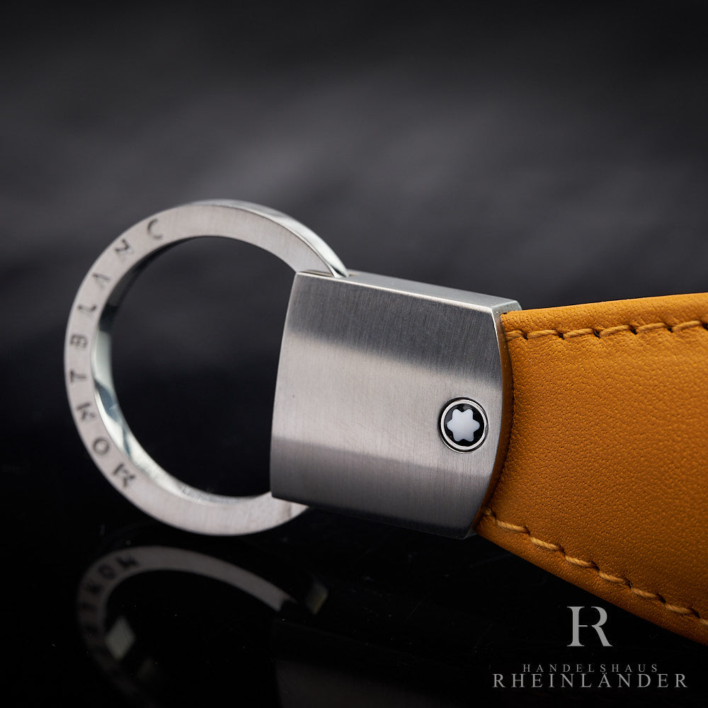 Detailaufnahme des Montblanc Schlüsselrings mit Emblem und Montblanc Gravur