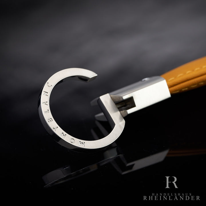 Nahaufnahme des geöffneten Montblanc Schlüsselrings mit Gravur des Marke auf schwarzem Tisch