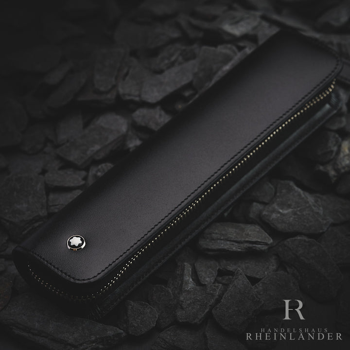 Schwarzes Lederetui von Montblanc mit silbernem Reissverschluss von oben fotografiert
