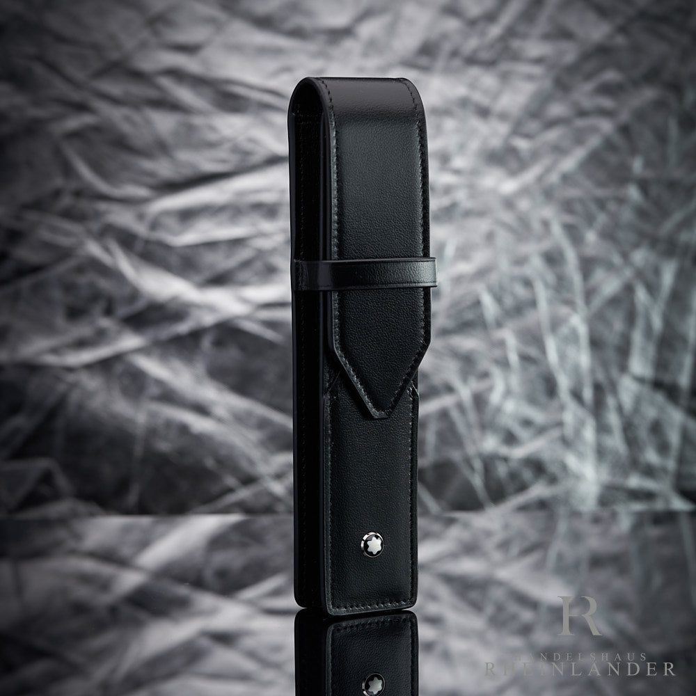 schwarzes Montblanc Lederetui geschlossen stehend vor silbernem Hintergrund