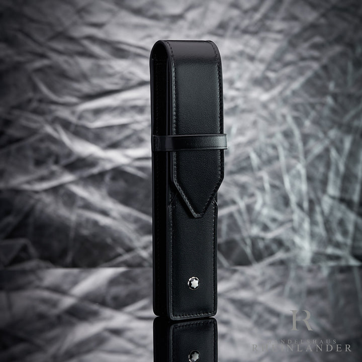 schwarzes Montblanc Lederetui geschlossen stehend vor silbernem Hintergrund