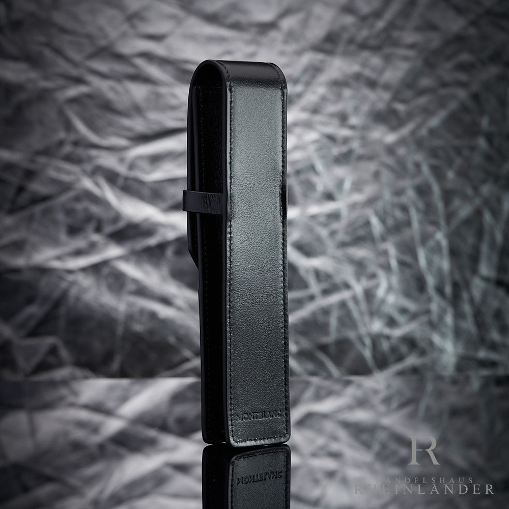 Rückansicht des Montblanc Meisterstück Lederetuis mit Prägung des Markennamens am unteren Ende