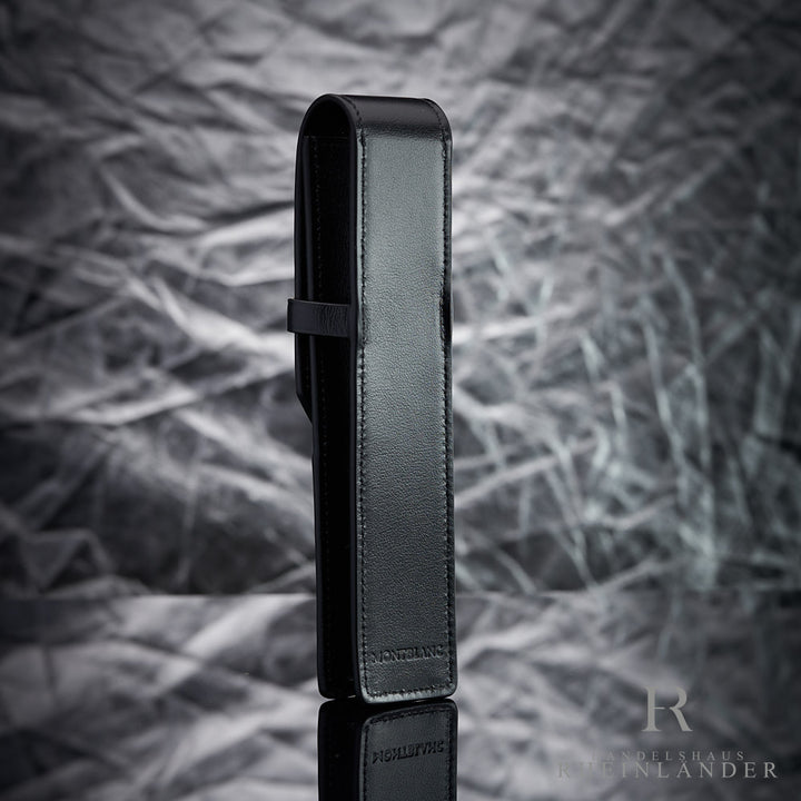 Rückansicht des Montblanc Meisterstück Lederetuis mit Prägung des Markennamens am unteren Ende