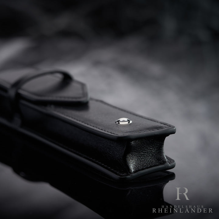 Nahaufnahme des unteren Endes des Montblanc Meisterstück Lederetuis mir platiniertem Montblanc Emblem