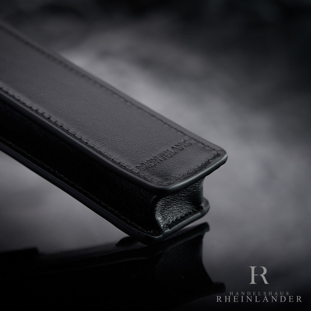Detailaufnahme der Rückseite des Montblanc Meisterstück Lederetuis mit Montblanc Prägung