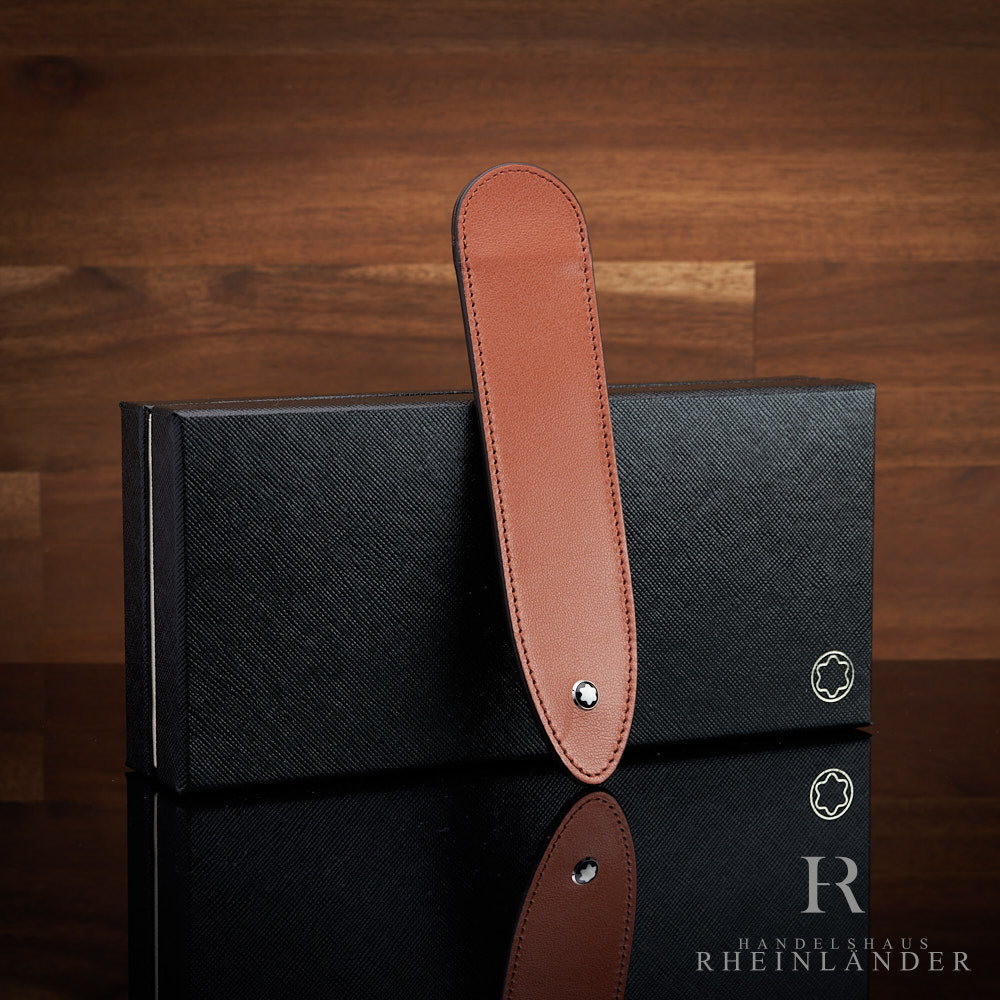 Leder Pen Sleeve von Montblanc in orange vor Holzwand