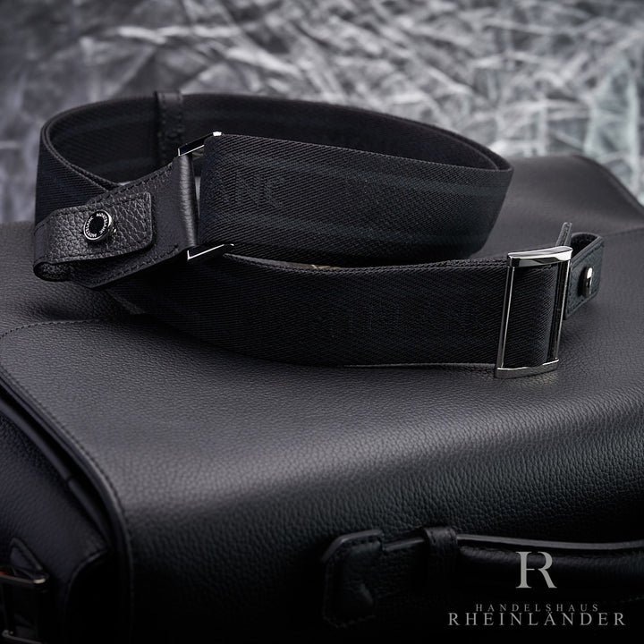 Abnehmbarer Tragegurt der Soft Grain Aktentasche aus Leder und Nylon auf der der Tasche liegend
