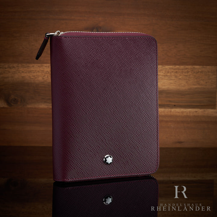 Montblanc Lederetui  in rot vor hölzernem Hintergrund, geschlossen