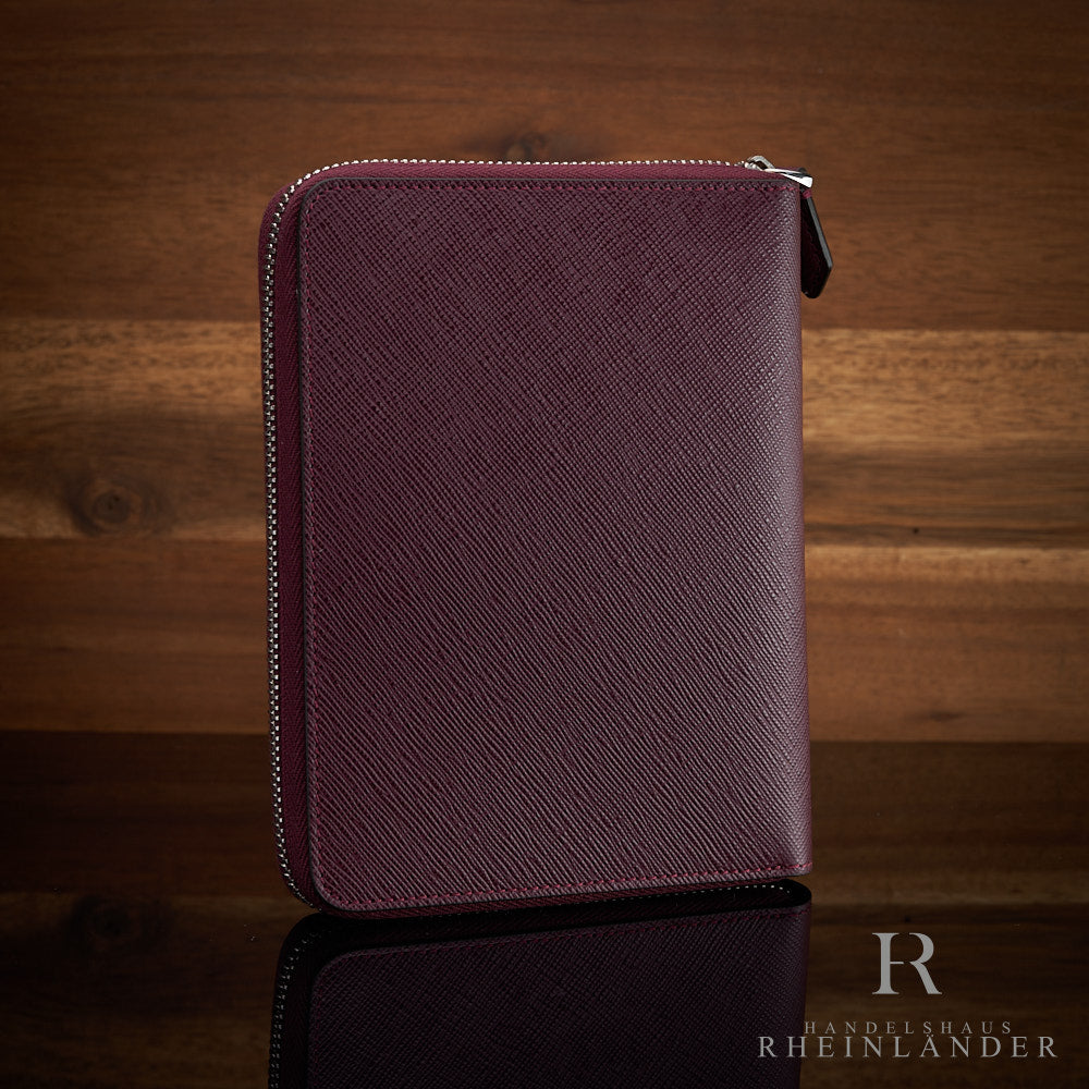 Rückansicht des Montblanc 5er Lederetuis in der Farbe Cassis mit Reißverschluss