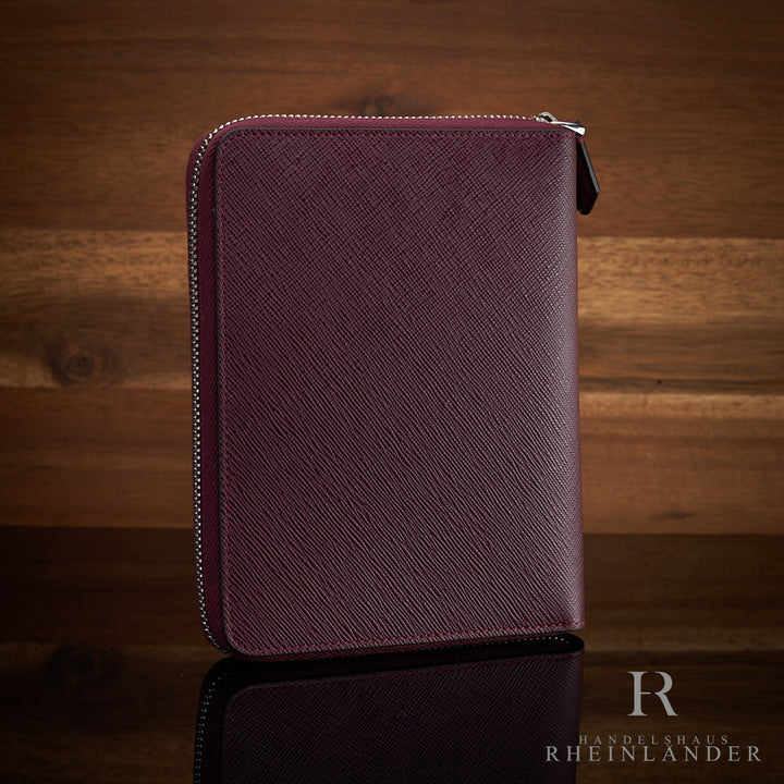 Rückansicht des Montblanc 5er Lederetuis in der Farbe Cassis mit Reißverschluss