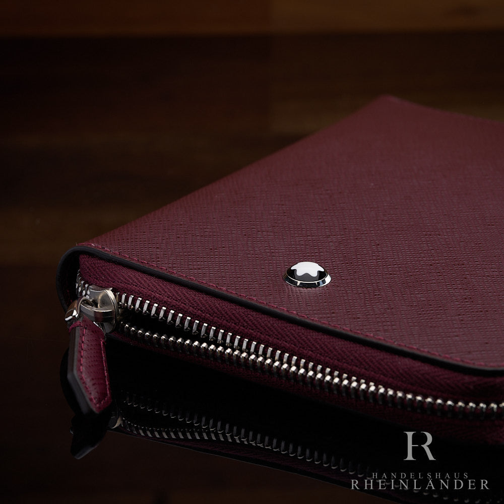 Nahaufnahme des Montblanc Emblems und des offenen Reißverschlusses des Cassis-farbenem 5er Etui