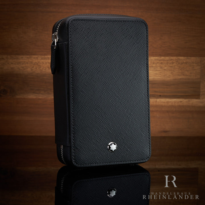 Montblanc Lederetui für 8 Schreibgeräte mit Reißverschluss stehend vor hölzernem Hintergrund