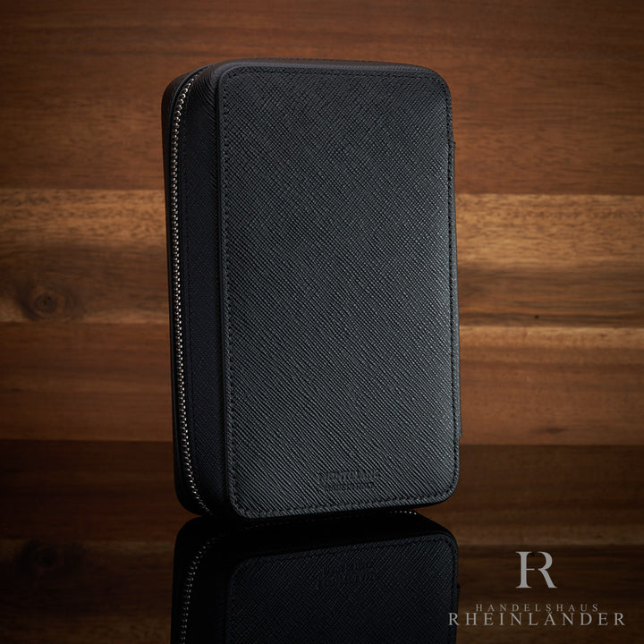 Rückansicht des Montblanc 8er Lederetuis  mit Prägung stehend vor hölzernem Hintergrund