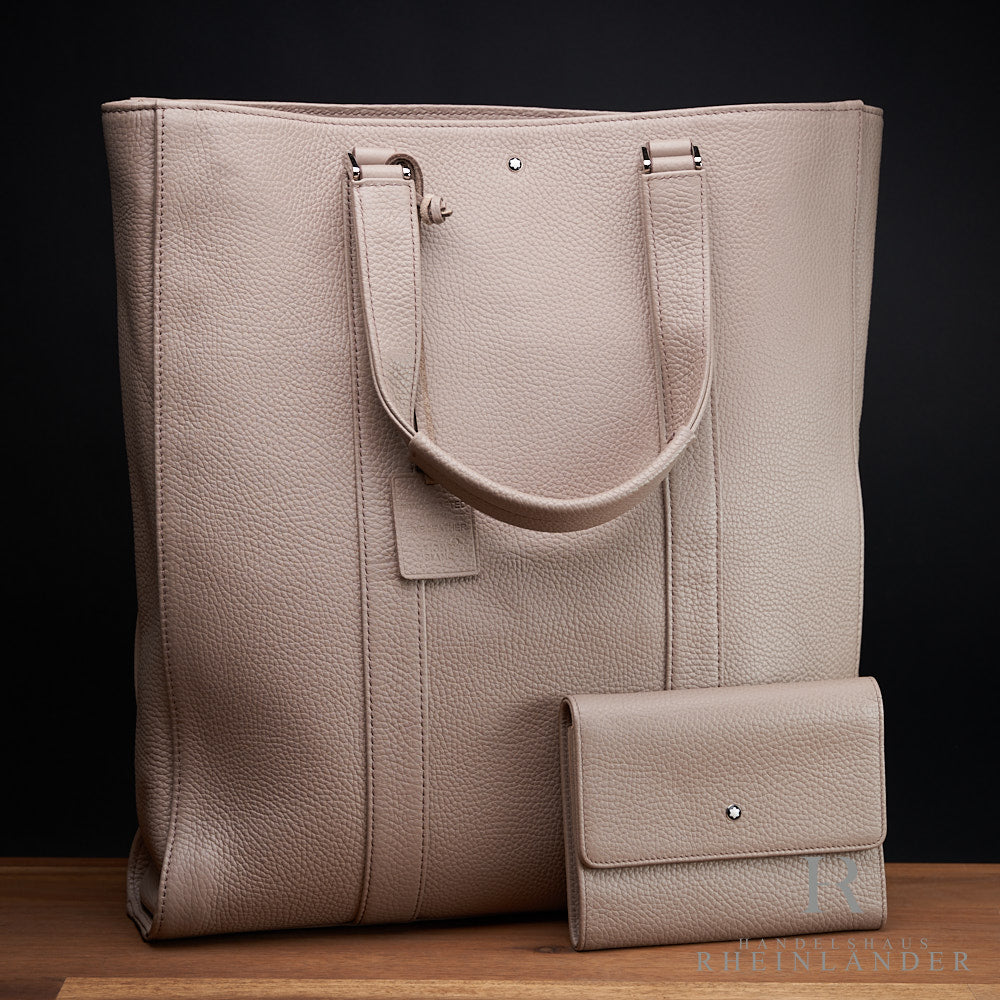 Beige Tote-Bag von Montblanc mit passendem Portemonnaie auf Holzplatte stehend vor schwarzem Hintergrund fotografiert