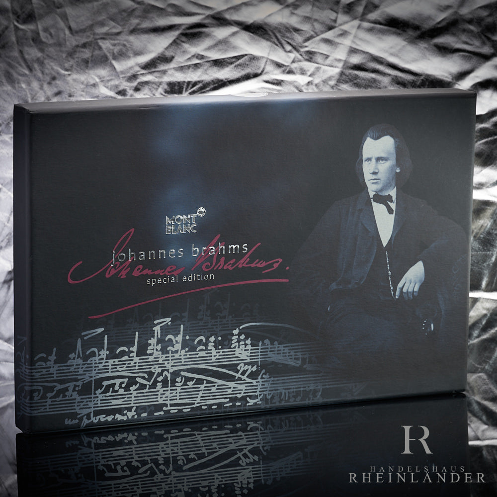 Originalverpackung steht aufrecht vor silbernem Hintergrund in Knitteroptik