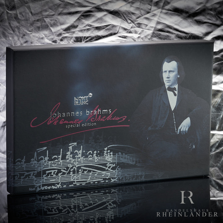 Originalverpackung steht aufrecht vor silbernem Hintergrund in Knitteroptik