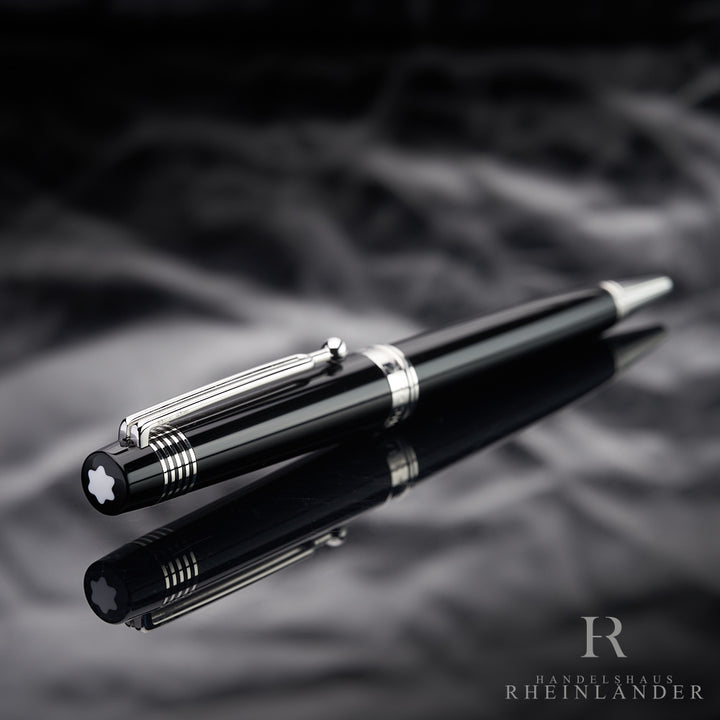Kugelschreiber liegt schräg auf spiegelnder Oberfläche mit Montblanc Stern zur Kamera gerichtet