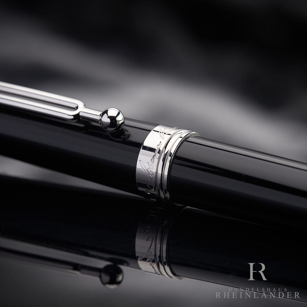 Nahaufnahme des platinierten Beschlags mit Fokus auf die eingravierte Unterschrift von Brahms