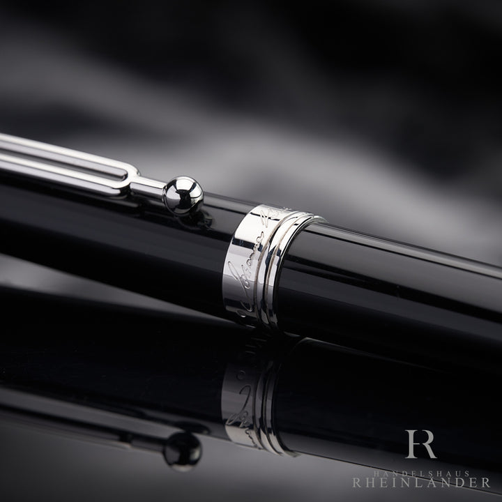 Nahaufnahme des platinierten Beschlags mit Fokus auf die eingravierte Unterschrift von Brahms