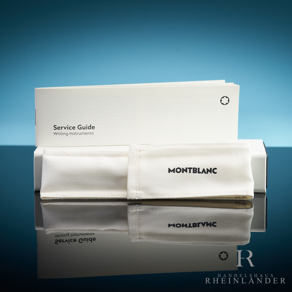 Weiße Originalverpackung mit Baumwollsäckchen und Service Guide von Montblanc vor blauem Hintergrund stehend