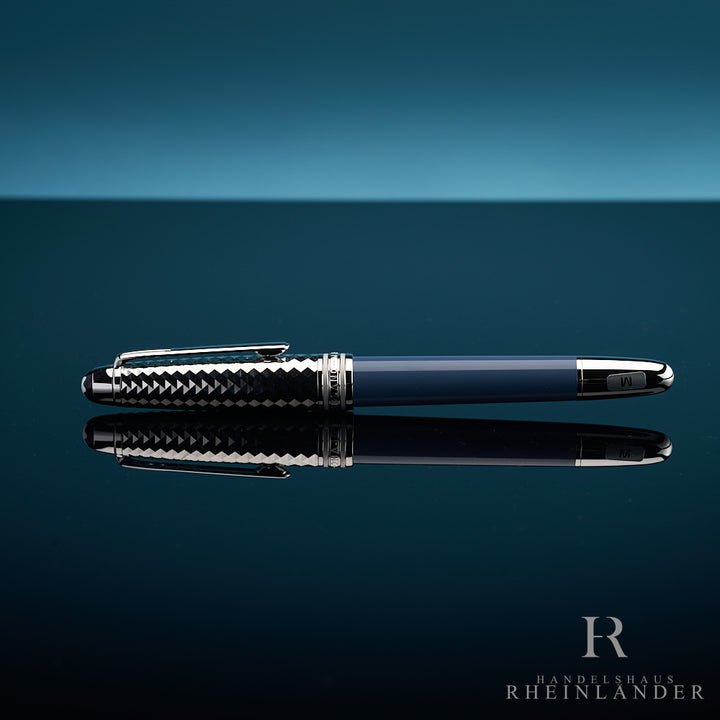 liegender Montblanc Doue Glacier Füllfederhalter mit silberner Kappe und blauem Schaft vor blauem Hintergrund