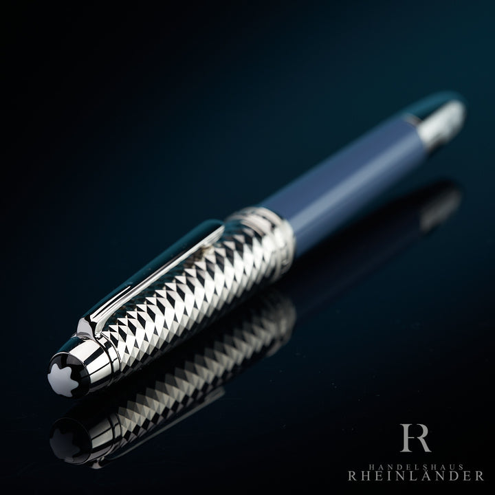 silberner Kappenkopf mit geometrischen Muster auf der Kappe und Montblanc Emblem liegend auf schwarzem Tisch