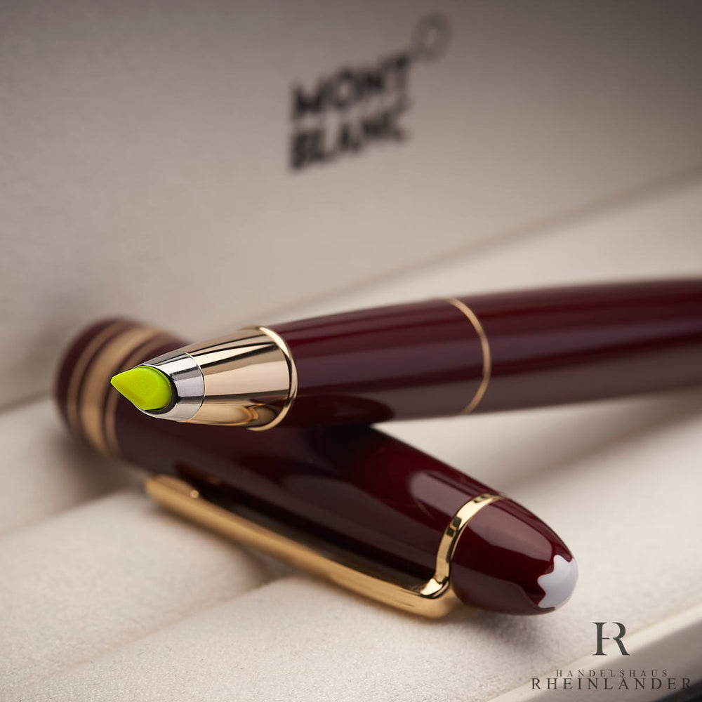 offener Montblanc Textmarker in bordeaux und gold mit gelber Mine auf der Kappe abgelegt in heller Originalverpackung