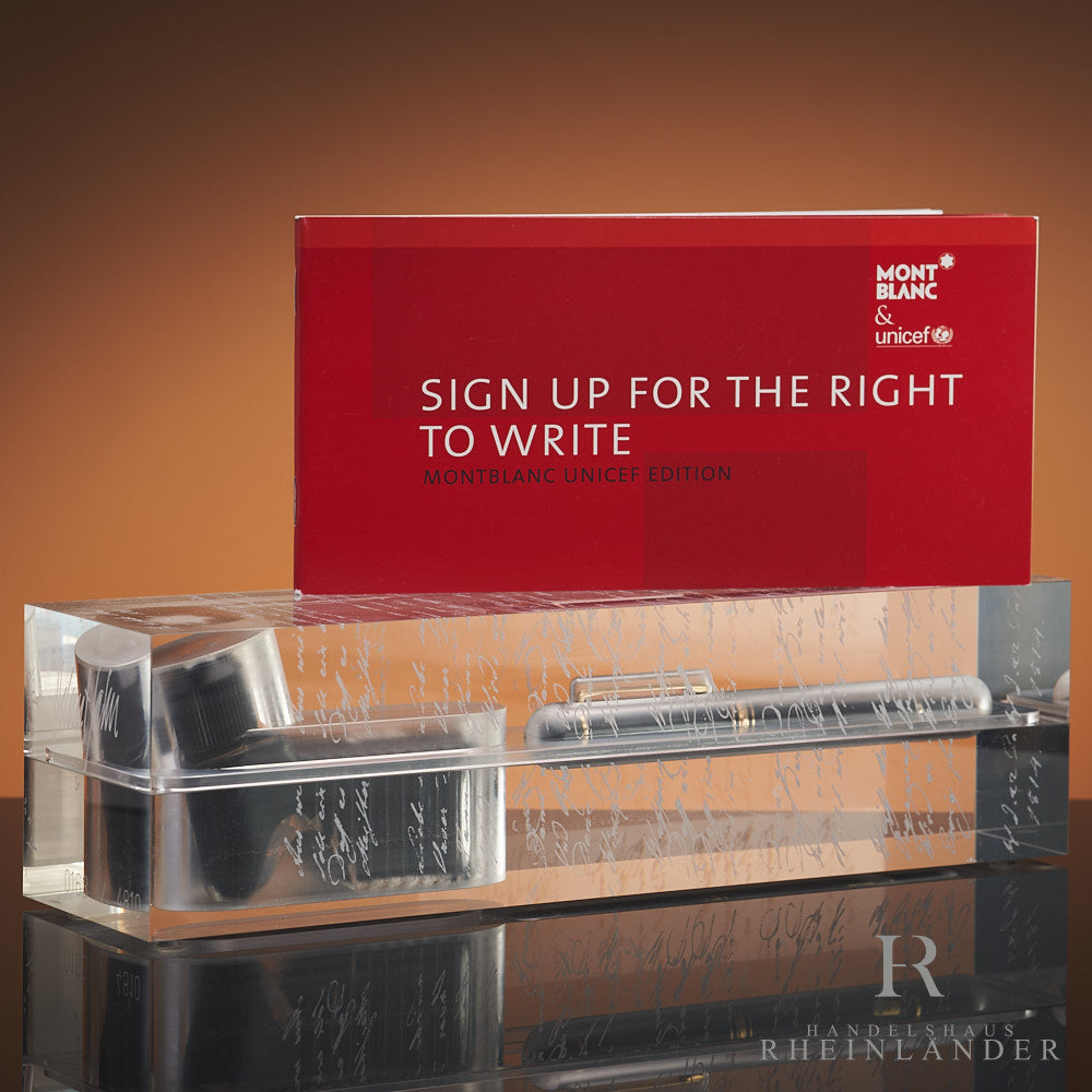 Füller und Tintenfässchen von Montblanc in Plexiglas-Box mit gravierten Gedichten, darauf stehend der Serviceguide