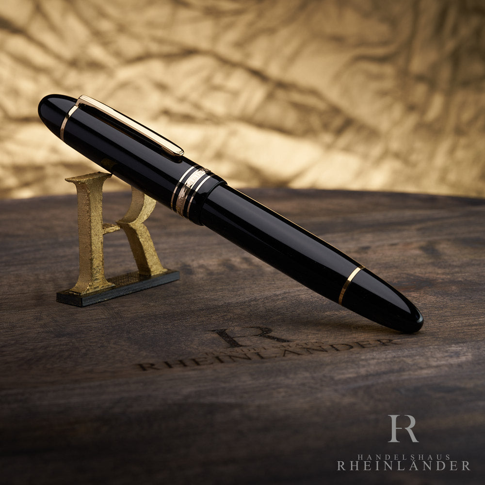 schwarzer Montblanc 49 Füllfederhalter mit goldenen Beschlägen an das HR Logo angelehnt auf Holztisch