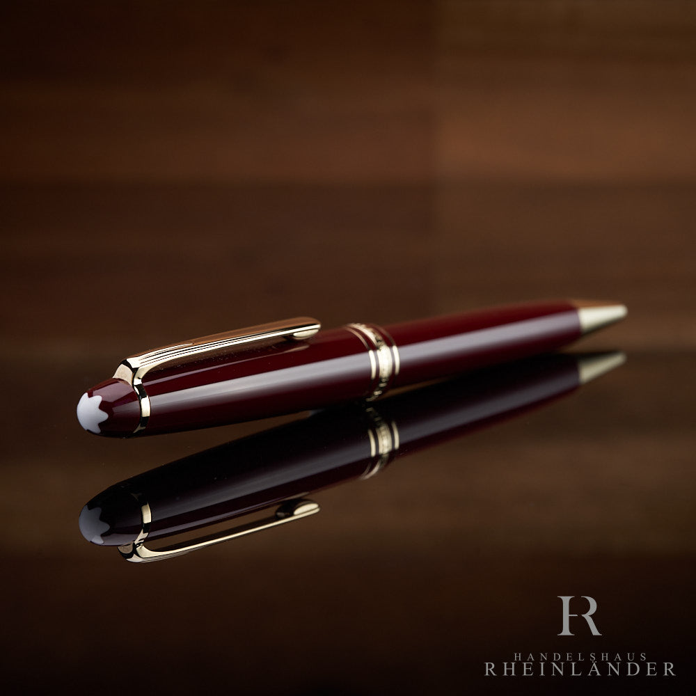 Montblanc Kugelschreiber in Bordeaux liegend mit der Kappe und Emblem voran 