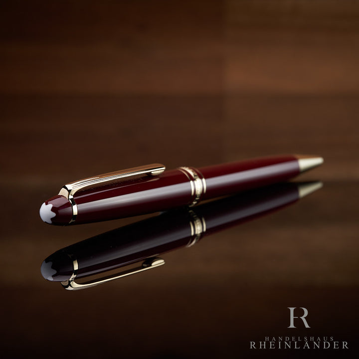 Montblanc Kugelschreiber in Bordeaux liegend mit der Kappe und Emblem voran 